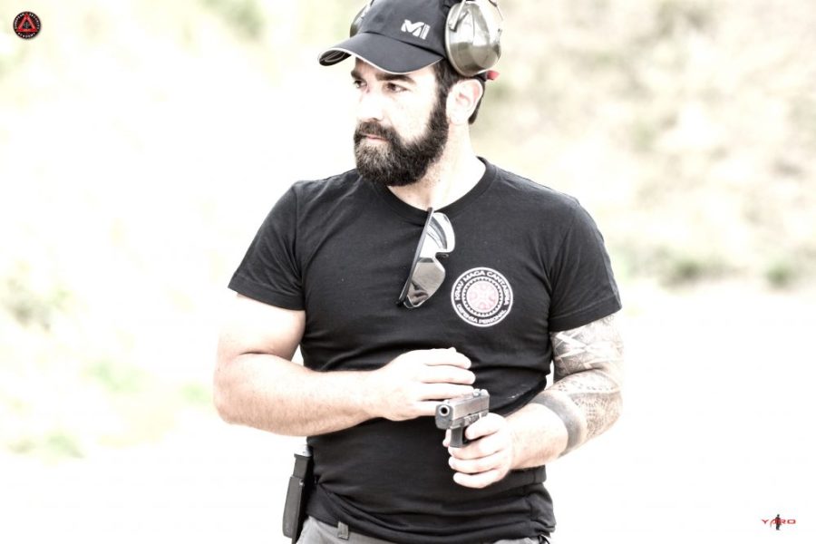 enrique oliva entrenando en polonia disparando con pistola glock