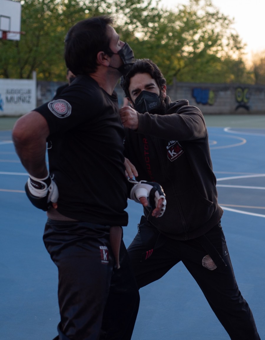 defensa ataque de cuchillo krav maga santander cantabria