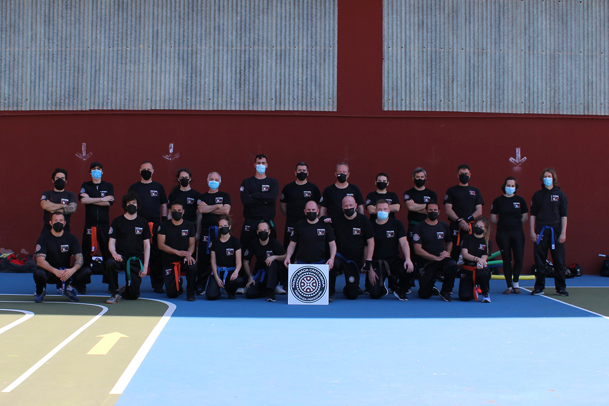 Foto de grupo del seminario del club Krav Maga Cantabria en Santander de cinturón marrón