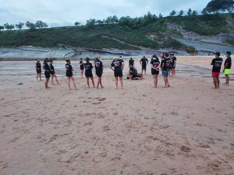 enrique oliva dando clase de krav maga en santander playa mataleñas verano 2021
