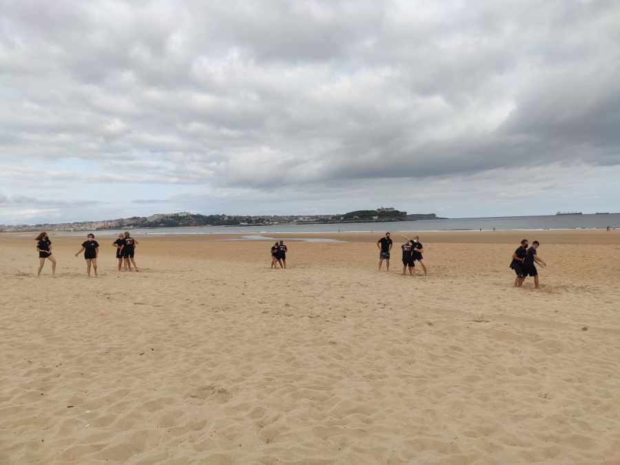 grupo entrenando krav maga en somo por la mañana