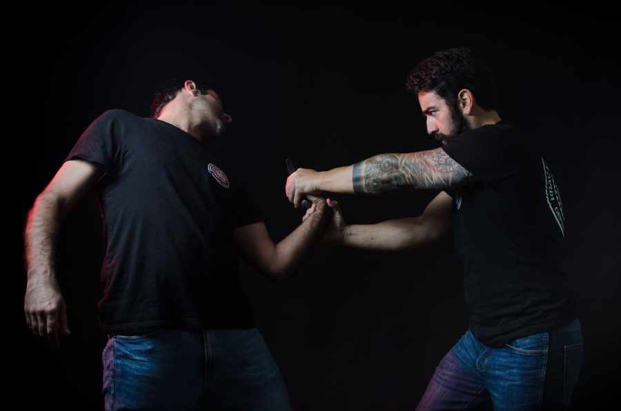 enrique oliva realizando un desarme de cuchillo en krav maga cantabria krav maga santander