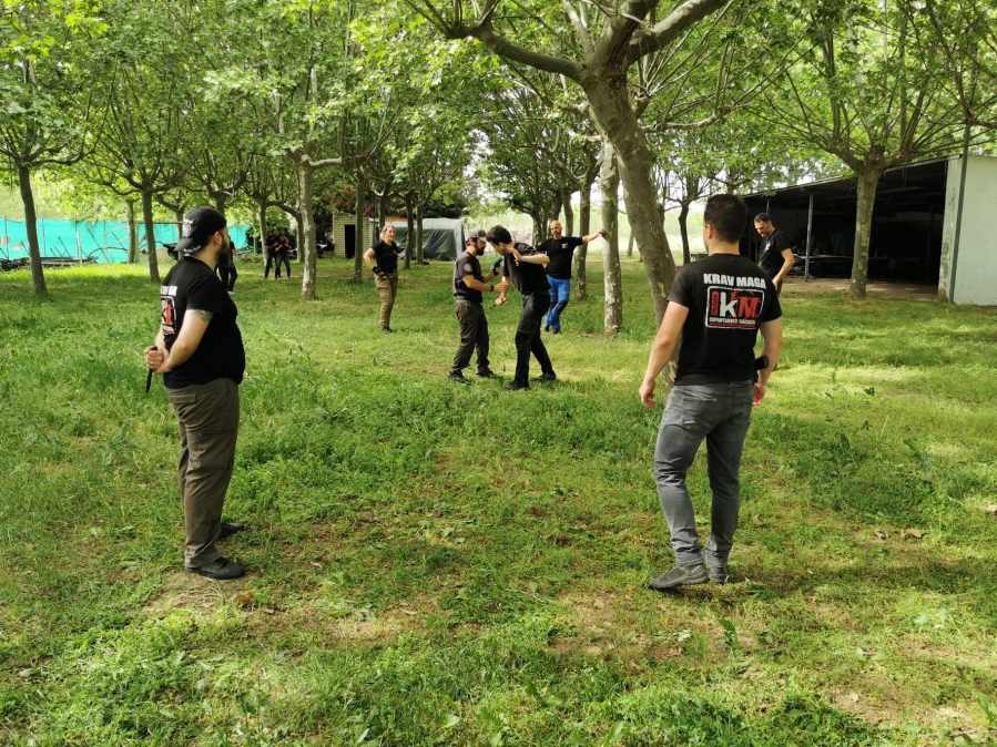 enrique oliva dando curso krav maga militar