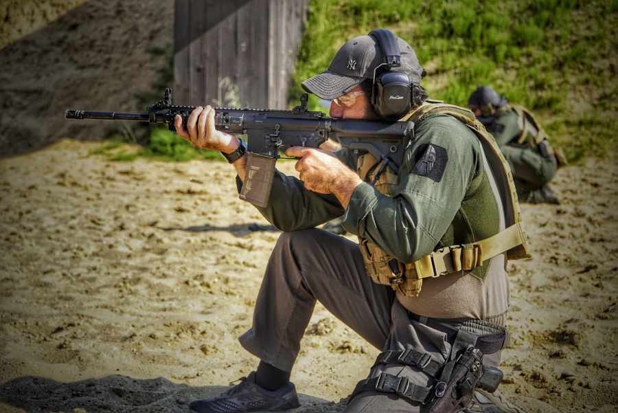 enrique oliva en posición disparo