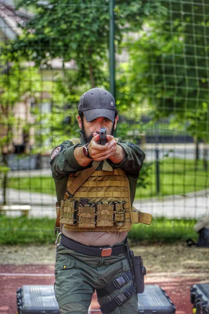 enrique oliva disparando con glock 17