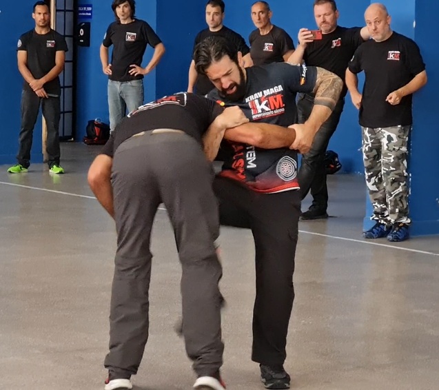 enrique oliva impartiendo seminario de krav maga en santander