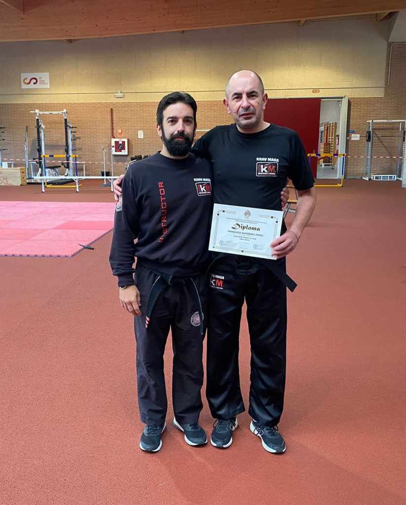 enrique oliva y paco gutierrez con su diploma de cinturón negro de krav maga