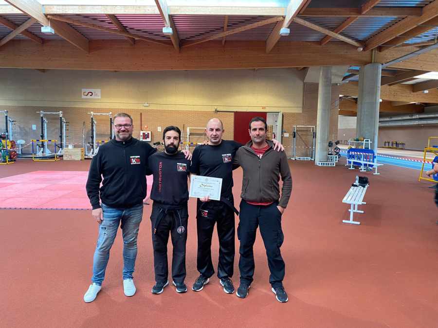 instructores de la escuela krav maga cantabria en el centro de alto rendimiento del consejo superior de deportes con paco gutierrez despues de obtener su titulación de cinturon negro de krav maga