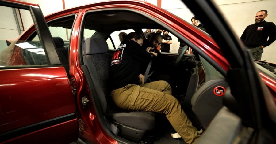 asaltante coches krav maga