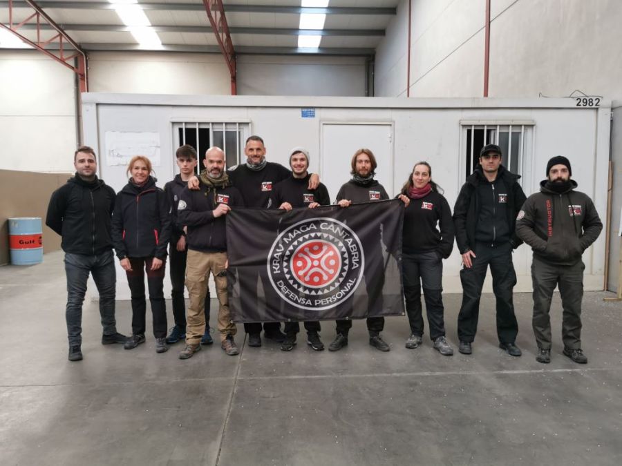 enrique oliva junto a sus alumnos de krav maga cantabria en un curso de krav maga militar. formación táctica