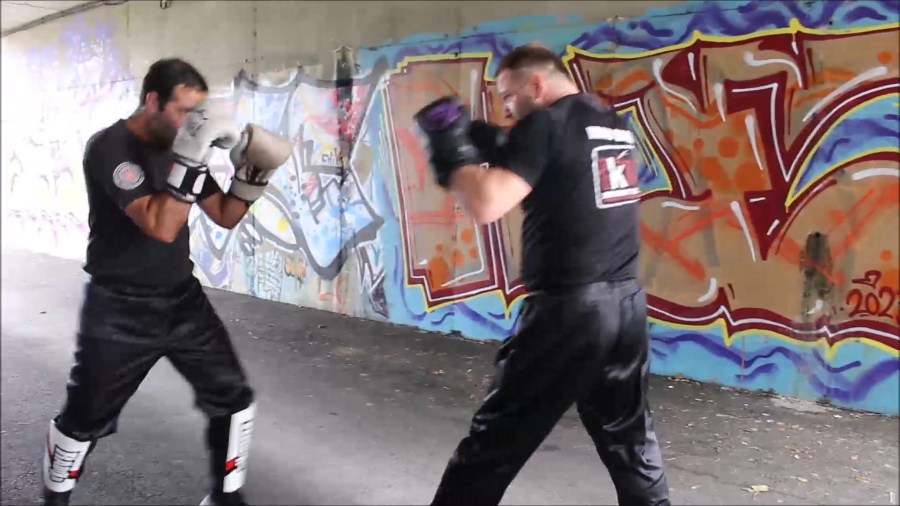 javier canel y david diez haciendo combate. instructores krav maga federación cantabria