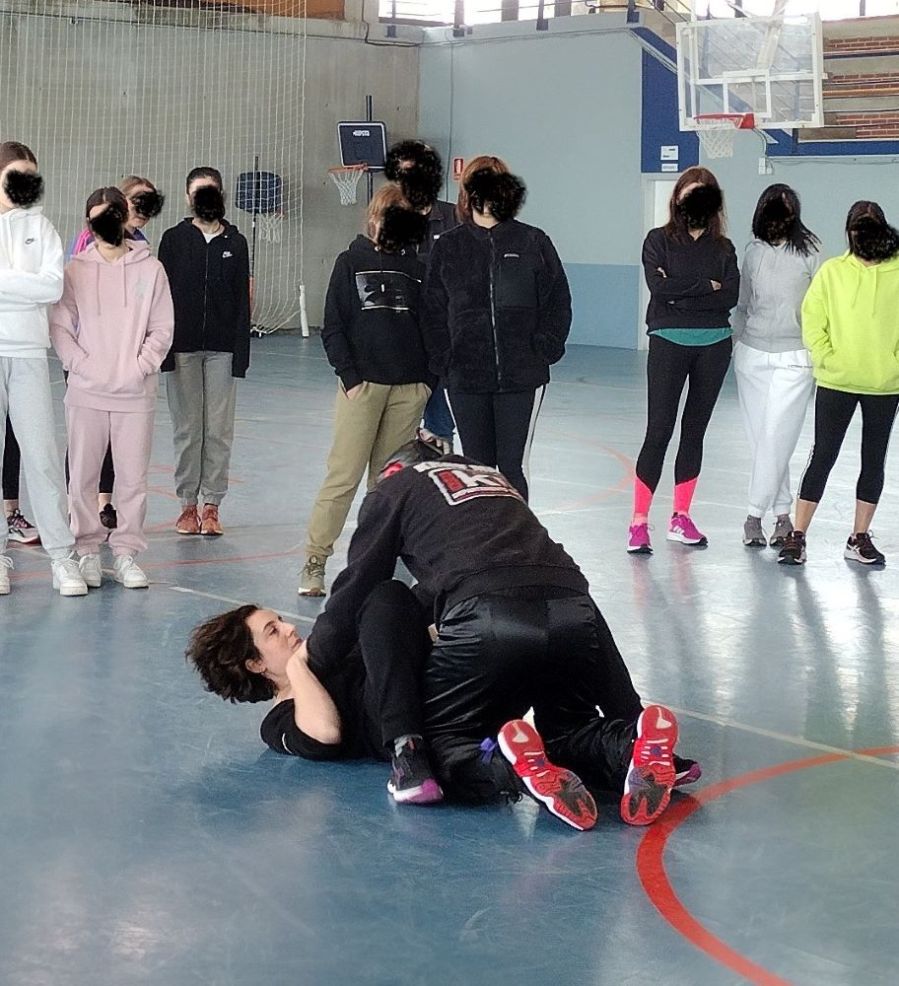defensa estrangulación suelo mujeres krav maga