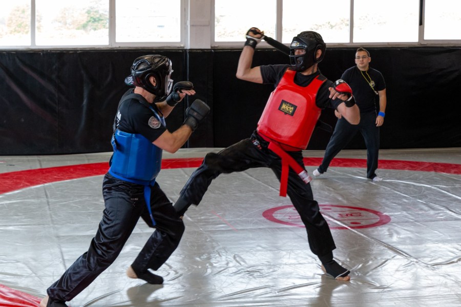ataque armas krav maga
